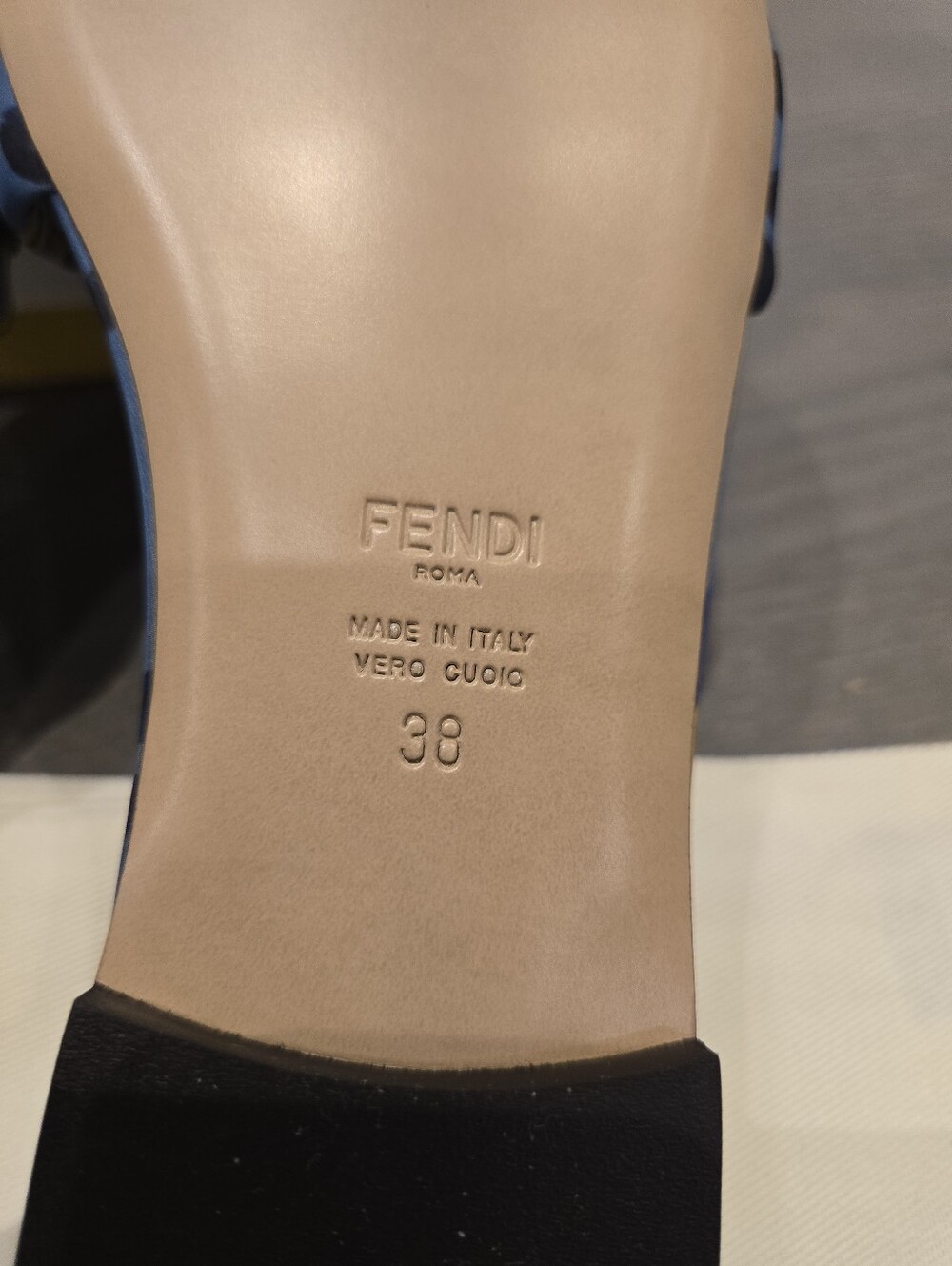 $680 Fendi Sunshine Logo Slide Sandals in Blue/Yellow EU 38 US 8 BNIB - Picture 8 of 8